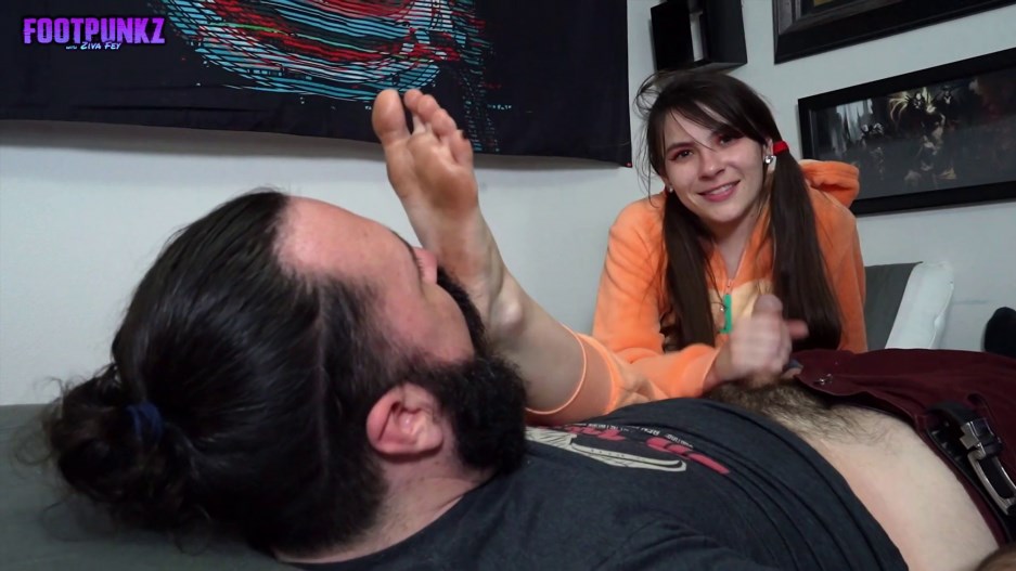 Footpunkz – Bratty Girl In Onesie Foot Smelling HJ